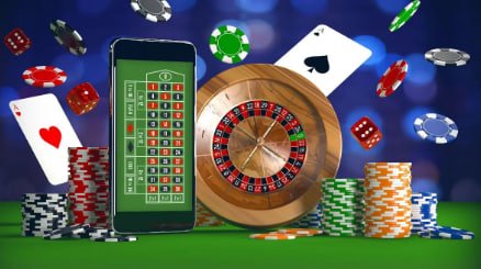 Pemain menikmati berbagai permainan slot dan kasino online di monata189